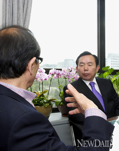 ▲ 차기 대권 도전과 관련, 이인제 위원장에게 질문을 던지는 인보길 대표 ⓒ뉴데일리