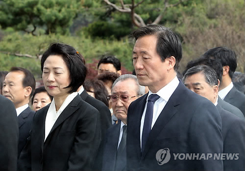 ▲ 새누리당 정몽준 전 대표가 29일 서울 동작구 국립현충원에서 참배하고 있다. 정 전 대표는 이날 오전 국회에서 대선 출마를 공식 선언했다. ⓒ 연합뉴스