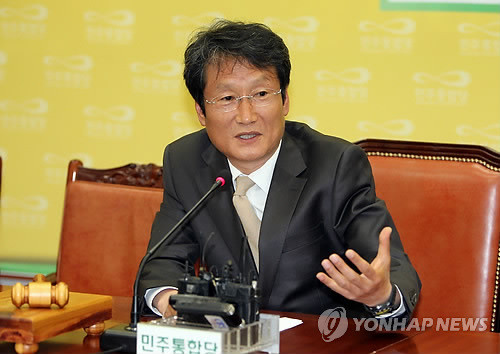 ▲ 민주통합당 문성근 대표 권한대행이 29일 오전 서울 여의도 국회에서 기자간담회를 열고 기자들의 질문에 답하고 있다. ⓒ 연합뉴스