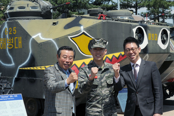 ▲ '해병대 삼부자'. 왼쪽부터 민병호 씨, 민웅기 중위, 민아성 씨.