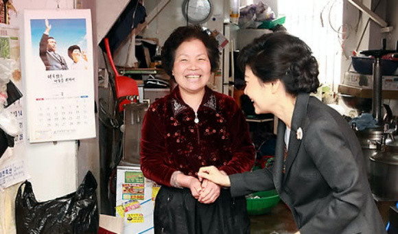 ▲ 박근혜 비상대책위원장이 27일 오후 부산 진구 부전시장을 방문해 상인과 반갑게 인사를 나누고 있다.ⓒ 연합뉴스