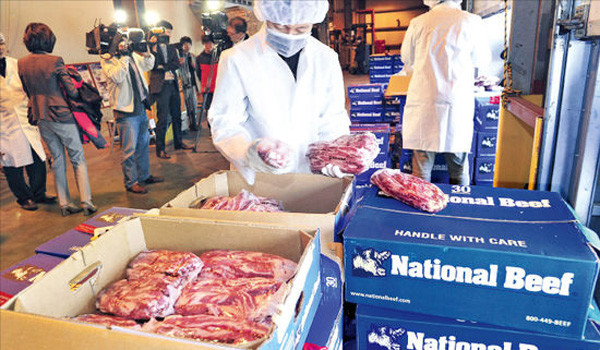 ▲ 지난 26일 미국산 쇠고기에 대한 개봉검사를 하는 모습. 만에 하나 있을지 모르는 SRM 혼입여부를 판별하는 작업이다. 농림수산식품부는 이번 일 이후 개봉검사 범위를 10배 늘였다.