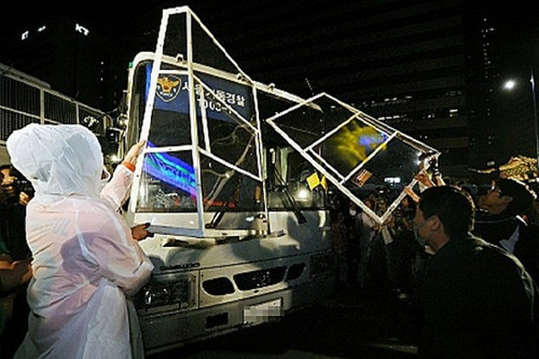 ▲ 2008년 4월 말부터 '미국산 쇠고기 수입반대'를 명목으로 벌어진 시위 당시 모습. 3개월 넘게 끌면서 광화문 일대는 아수라장이 됐다.