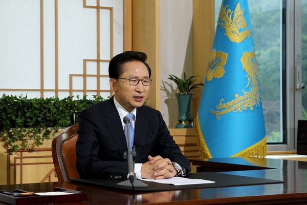 ▲ 라디오 연설 중인 이명박 대통령 ⓒ 자료사진