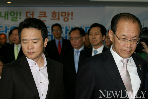 ▲ 차기 당 대표로 거론되는 새누리당 황우여 원내대표(우)와 남경필 의원 ⓒ뉴데일리