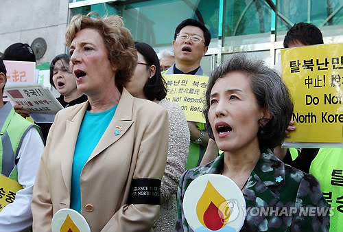 ▲ 자유선진당 박선영 의원(오른쪽)과 수잔 솔티 북한자유연합 대표가 30일 오후 서울 종로구 중국대사관 건너편에서 열린 마지막 탈북자 강제북송 반대 집회에서 애국가를 부르고 있다. ⓒ 연합뉴스