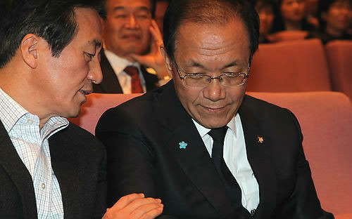 ▲ 새누리당 황우여 원내대표(우)와 정몽준 의원이 대화를 나누는 모습 ⓒ연합뉴스