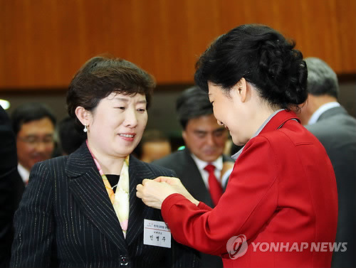 ▲ 30일 오후 서울 영등포구 국회 헌정기념관에서 열린 '국민행복 실천 다짐대회'에서 새누리당 박근혜 비대위원장이 민병주 비례대표의원에게 '약속실천배지'를 달아주고 있다. ⓒ 연합뉴스