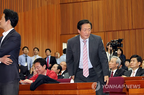 ▲ 30일 오후 서울 영등포구 국회 헌정기념관에서 열린 '국민행복 실천 다짐대회'에 참석한 새누리당 정몽준 의원이 행사가 끝나기 전 먼저 자리를 떠나고 있다. ⓒ 연합뉴스