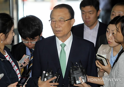 ▲ 서울 양재동 복합유통단지 시행사인 파이시티 측으로부터 수억원의 금품을 수수한 혐의로 사전구속영장이 청구된 최시중 전 방송통신위원장이 30일 서울 서초구 중앙지법에 영장실질심사를 받기위해 들어서 기자들의 질문에 답하고 있다. ⓒ 연합뉴스