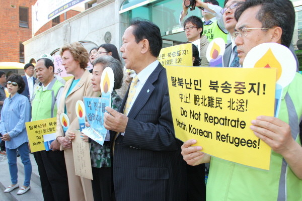 ▲ 자유선진당 박선영 의원은 이날 집회에서 평소보다 강한 어투로 말했고 더러는 주먹을 쥐기도 했다. 또 눈시울이 붉어지기도 했다. ⓒ 뉴데일리