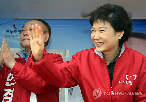 ▲ 새누리당 박근혜 비대위원장이 30일 오전 제주를 방문, 제주시 노형로터리에서 열린 선거유세에 참석해 시민들에게 손을 흔들고 있다. ⓒ 연합뉴스