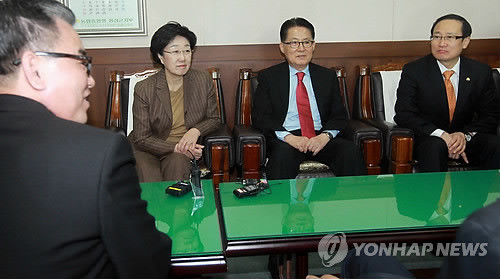 ▲ 민주통합당은 그동안 나꼼수 멤버 정봉주 전 의원의 구명활동을 전략적으로 이용해왔다. 사진은 한명숙 전 대표 등 민통당 지도부가 정 전 의원이 수감 중인 홍성교도소를 찾아 교도소장과 면담하는 모습. ⓒ 연합뉴스