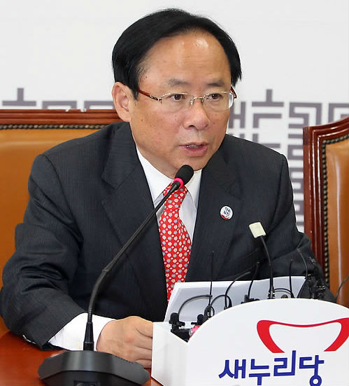 ▲ 1일 국회에서 열린 원내대책회의에서 비정규직 폐지 공약에 대해 설명하는 새누리당 이주영 정책위의장 ⓒ연합뉴스