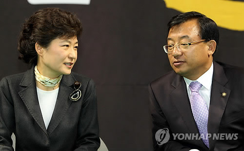 ▲ 새누리당 박근혜 비상대책위원장과 이정현 의원이 대화를 나누는 모습 ⓒ연합뉴스