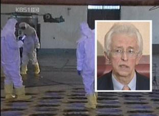 ▲ 미국의 해커 박사가 방북 했을 당시 국내 언론보도. 핵 전문가는 그의 서술을 토대로 북한이 연간 40kg의 고농축 우라늄(PEU)을 생산하고, 플루토늄 40kg을 보유하고 있을 것이라고 주장했다.