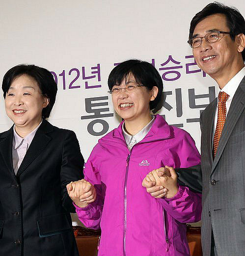 ▲ '참 좋았던 한때' 좌측부터 통합진보당 심상정, 이정희, 유시민 공동대표가 손을 잡고 환하게 웃고 있다. 2일 현재 통합진보당은 비례대표 부정선거 의혹이 사실로 확인되면서 분당 위기에 놓였다. ⓒ연합뉴스