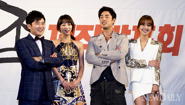 ▲ MBN의 새 수목드라마 '수상한 가족'에 출연하는 배우들. 왼쪼부터 임 호, 한고은, 김성수, 김빈우.