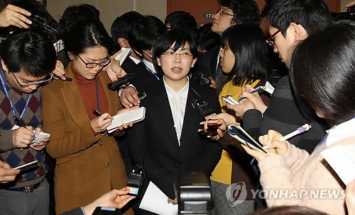 ▲ 통합진보당이 비례대표 경선의 총체적 책임을 이정희 공동대표 한명에 몰고 있다는 지적에 직면했다. 사진은 이 공동대표가 서울 관악을 재경선 방침을 밝히며 기자들의 추가질문에 답하고 있는 모습. ⓒ 연합뉴스