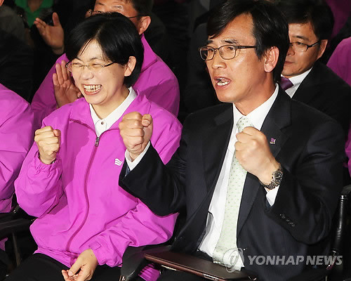 ▲ 통합진보당 이정희, 유시민 공동대표가 11일 오후 서울 동작구 대방동 당사에서 19대 국회의원선거 출구조사 발표를 보며 기뻐하고 있다. ⓒ 연합뉴스