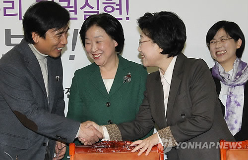 ▲ 이번 통합진보당 사태로 유시민 공동대표의 행보가 심상치 않다. 이정희 공동대표의 사퇴와 비례대표 당선자 전면 교체로 12번 순번을 받은 유 공동대표가 원내로 입성가능할 것이라는 예상도 나온다. 사진은 4.11 총선 야권연대 당시 한명숙 대표와 악수를 나누는 유 공동대표. ⓒ 연합뉴스