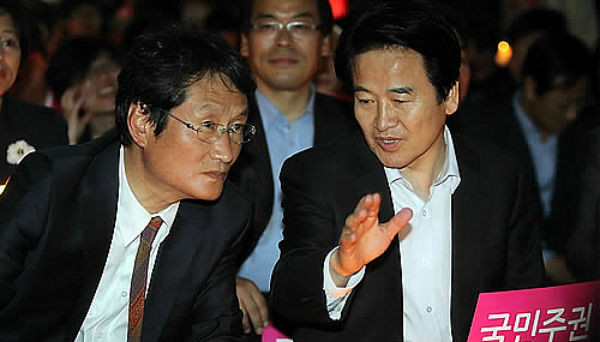 ▲ 민주통합당 문성근 대표 권한대행과 정동영 상임고문이 2일 오후 서울 종로구 청계천광장에서 열린 미국산 쇠고기 반대 촛불집회에 참석해 이야기 하고 있다. ⓒ연합뉴스