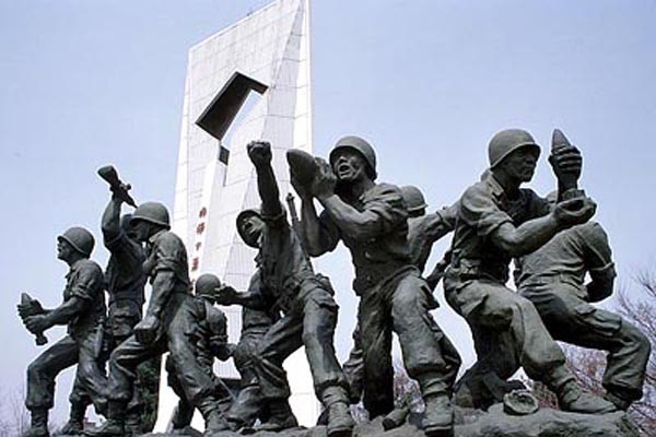 ▲ 경기 파주시에 있는 '육탄 10용사' 충용탑. 북한은 6.25 남침 전부터 우리를 향해 무력도발을 했다.