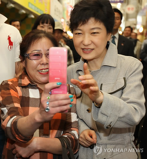 ▲ 박근혜 새누리당 비대위원장이 3일 오후 민생탐방의 일환으로 인천 남구 용현시장을 방문, 상인들과 인사를 나누며 기념촬영을 하고 있다. ⓒ 연합뉴스