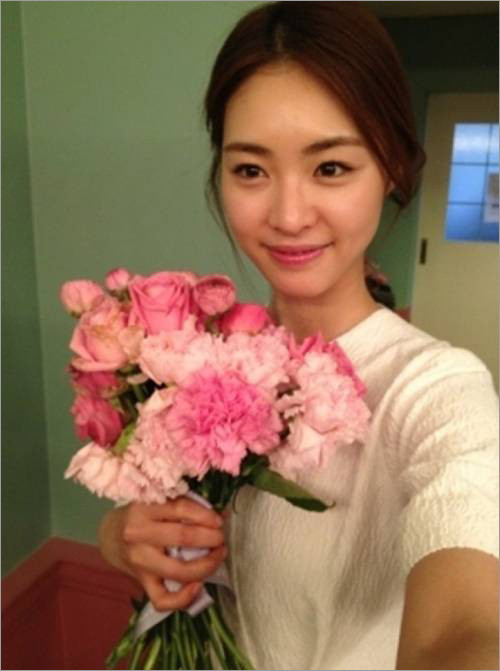 ▲ 배우 이연희가 꽃보다 아름다운 사진을 공개했다. ⓒ 이연희 미니홈피