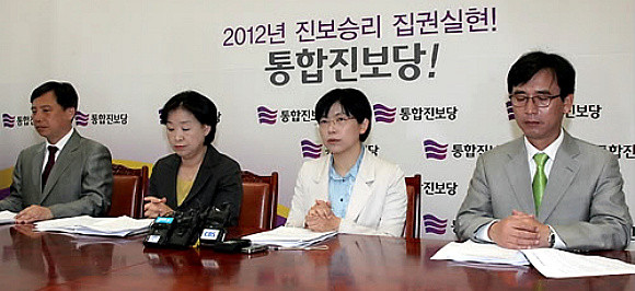 ▲ 지난 3일 통합진보당 공동대표단이 침통한 표정으로 4.11 총선 비례대표 부정투표에 대해 사과하고 있다. 왼쪽부터 조준호, 심상정, 이정희, 유시민 공동대표. ⓒ 연합뉴스