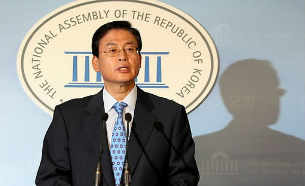 ▲ 새누리당 정우택 당선자가 4일 국회 정론관에서 전당대회 출마를 선언하고 있다. ⓒ연합뉴스