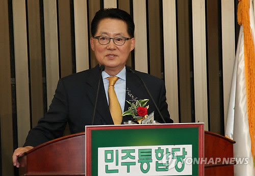 ▲ 민주통합당 박지원 원내대표 경선후보가 4일 19대 국회 1기 원내대표 겸 당 비대위원장으로 선출되고 나서 수락연설을 하고 있다. ⓒ 연합뉴스