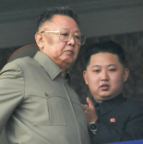 ▲ 교도통신이 지난 해 10월 보도한 김정일과 김정은의 대규모 열병식 관람 모습. ⓒ연합뉴스