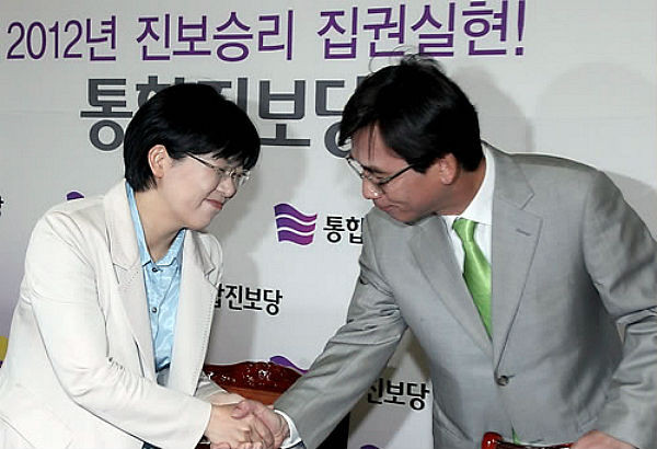 ▲ 통합진보당 이정희 유시민 공동대표가 3일 국회에서 열린 대표단회의에서 웃으며 인사하고 있다. ⓒ연합뉴스