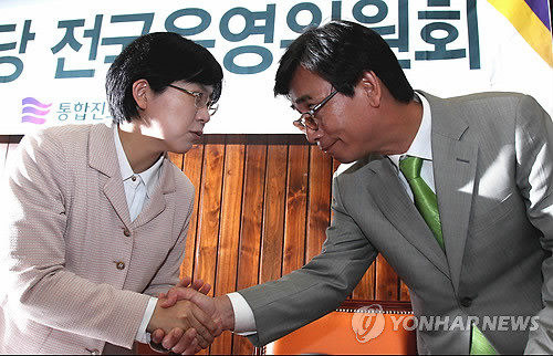 ▲ 통합진보당 이정희 유시민 공동대표가 3일 국회에서 열린 대표단회의에서 인사하고 있다. ⓒ 연합뉴스