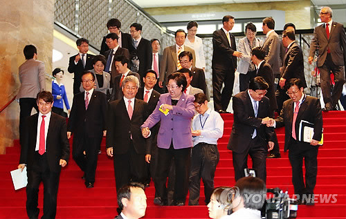 ▲ 18대 국회 마지막 본회의를 마친 의원들이 2일 오후 국회를 떠나고 있다. 이날 국회는 국회선진화법(일명 몸싸움방지법)과 약사법 개정안 등 민생법안을 처리했다. ⓒ 연합뉴스