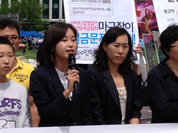 ▲ 통진당 비례대표 김재연 당선자가 마이크를 잡고 있는 모습. 김 당선자는 부정선거 사실이 드러난 이후 사퇴 압력에도 불구하고 버티기에 들어갔다. ⓒ김재연 블로그