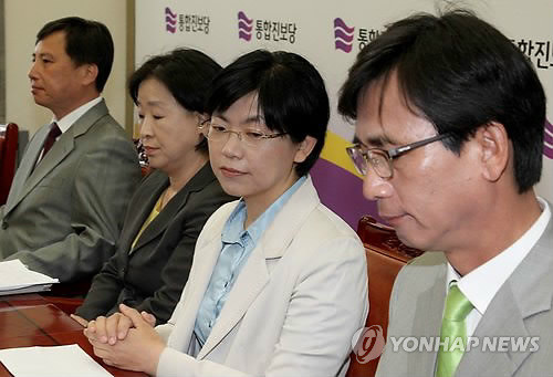 ▲ 통합진보당 이정희 대표 등 공동대표들이 3일 국회에서 열린 대표단회의에서 굳은 표정으로 앉아 있다. 오른쪽부터 유시민 이정희 심상정 조준호 공동대표 ⓒ연합뉴스