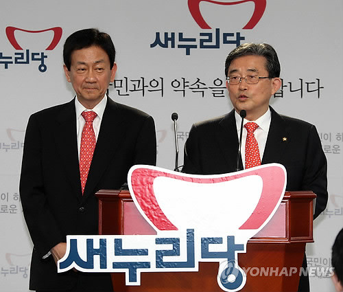 ▲ 새누리당 4선 이한구(대구 수성갑) 의원이 6일 여의도 당사 기자실에서 러닝메이트인 정책위의장 후보로 친박 성향의 3선 진영(서울 용산)의원과 함께 원내대표 선거 출마를 선언하고 있다.ⓒ 연합뉴스