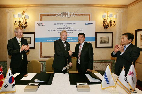 ▲ 현지시간 3일 미국 휴스턴에서 대우조선해양 고재호 사장(가장오른쪽), 성만호 노조위원장(오른쪽에서 두번째), 그리고 송가 오프쇼어社 아스비욘 바빅(Asbjørn Vavik, 오른쪽에서 세번째) 사장이 반잠식 시추선 건조 계약을 한 뒤 기념촬영을 했다.