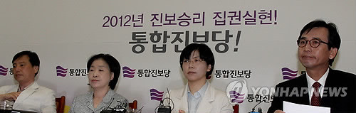 ▲ 통합진보당 이정희 대표 등 공동 대표들이 7일 국회에서 열린 대표단 회의에서 굳은 표정으로 앉아 있다. 오른쪽부터 유시민 이정희 심상정 조준호 공동대표. ⓒ 연합뉴스