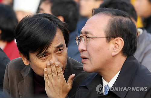 ▲ 통합진보당 유시민 공동대표(좌)와 노회찬 공동대변인이 대화를 나누는 모습 ⓒ연합뉴스