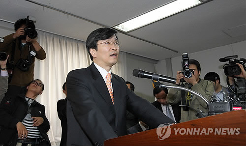 ▲ 항소심 판결 다음달인 지난달 18일 서울시교육청에서 열린 기자회견에서 곽노현 교육감이 심경을 밝히고 있다.ⓒ 사진 연합뉴스