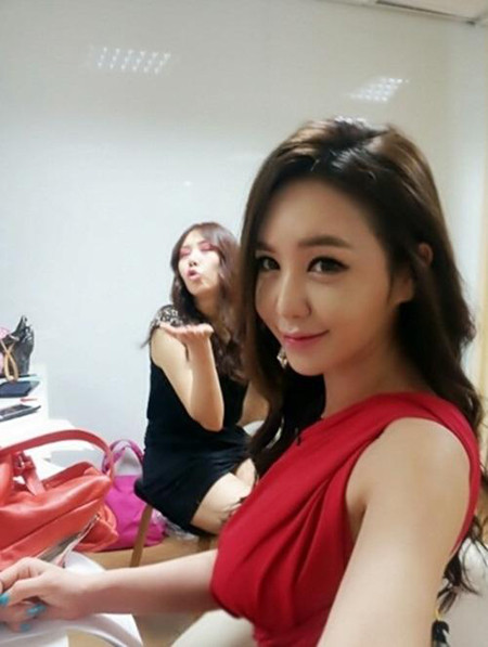 ▲ 배우 강예빈이 개그우먼 허안나와 대기실에서 찍은 사진을 공개했다. ⓒ 강예빈 미투데이