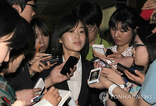 ▲ 통합진보당 비례대표 3번 당선자 김재연씨가 6일 국회 정론관에서 '사퇴거부' 기자회견을 하고 나서 취재진의 질문에 답변하고 있다. ⓒ 연합뉴스(자료사진)