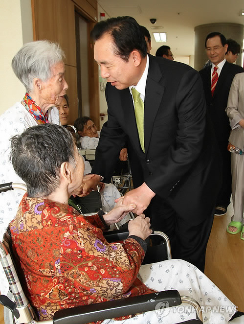 ▲ 자유선진당 이인제 비대위원장 등 지도부가 어버이날을 하루 앞둔 7일 영등포노인케어센터를 위로방문했다. ⓒ 연합뉴스