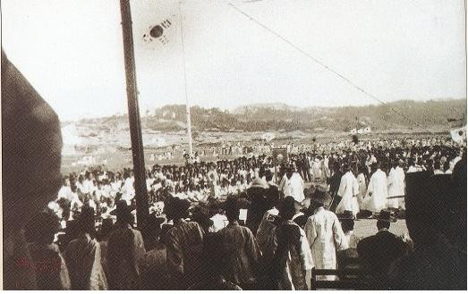 ▲ 만민공동회 종로 집회(위)와 덕수궁앞 집회 모습(1898년). 이승만은 만민공동회 운동에서 선도적 역할을 담담했다. 만민공동회는 국가의 자주와 민권을 외친 최초의 근대적 민중운동으로, 백성들이 정부를 도와 관민이 한마음으로 국권을 보호하자는 운동. 이승만은 날마다 집회를 개최하고 개혁을 요구하는 연설을 통해 '청년 혁명가'로 부상했다. 태극기 깃발이 인상적이다.