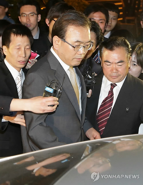 ▲ 7일 영장 발부 직후 박영준 전 차관이 서울구치소로 향하는 대검 차량에 오르고 있다.ⓒ 사진 연합뉴스