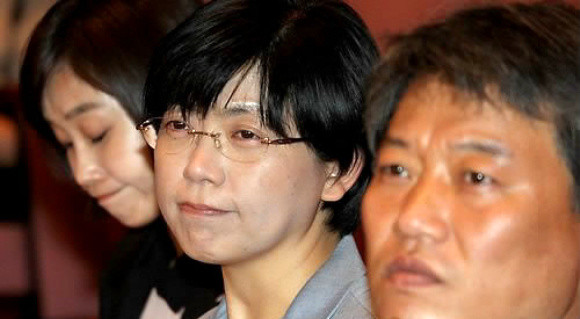 ▲ 통합진보당 이정희 대표(가운데)와 김선동 의원(오른쪽), 김재연 비례대표 3번 당선자가 8일 국회에서 열린 진상조사위원회와 보고서 재검증을 위한 공청회에서 굳은 표정으로 나란히 앉아 있다. ⓒ 연합뉴스