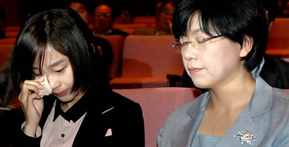 ▲ 통합진보당 이정희 대표가 비례대표 3번 당선자 김재연씨가 눈물을 흘리자 휴지를 건네며 위로해주고 있다. ⓒ 연합뉴스